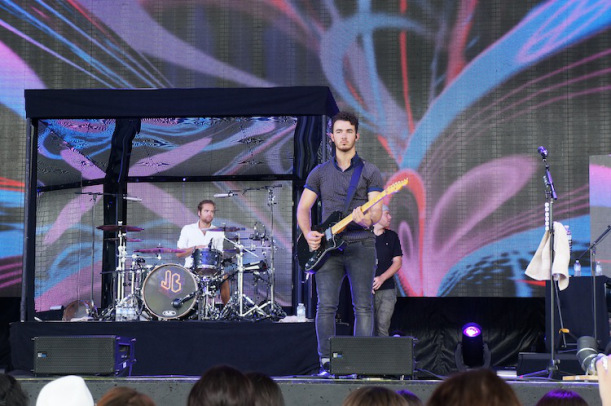 Kevin Jonas in sound check toronto 2013