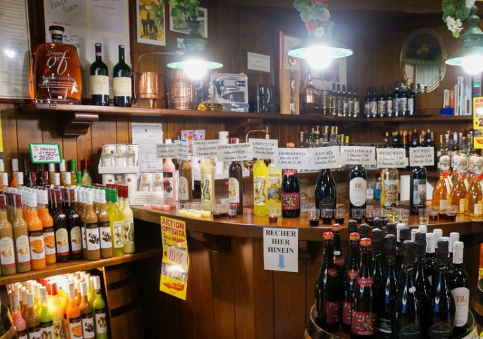 bar_in_grocery_store_italy_photography