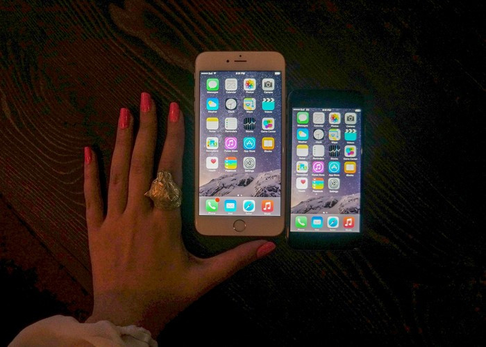 iphone_six_plus_size_comparison_sage_hand