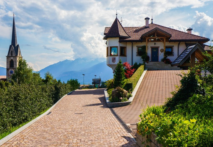 italy_cloz_villa_mountains_photography