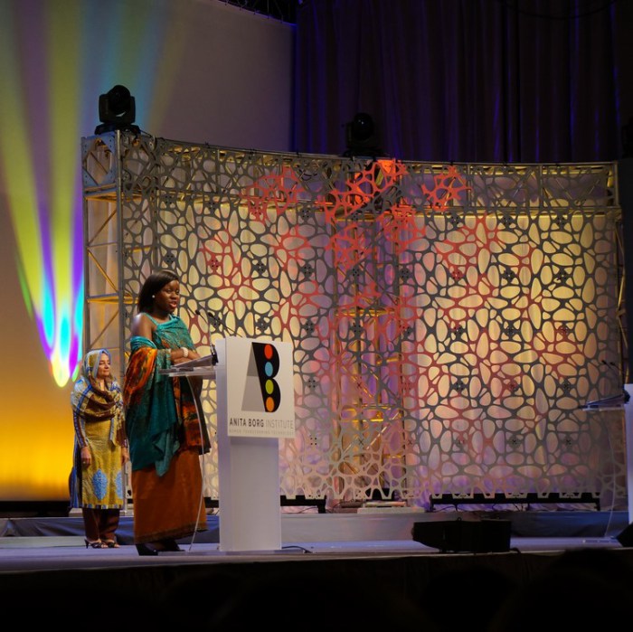 monochrome_geometric_skirt_suit_grace_hopper_trendy_techie_4