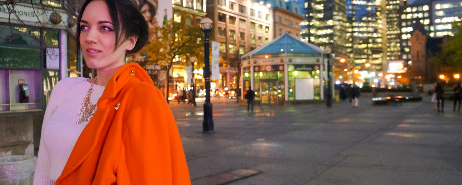 white_crop_sweater_orange_oversize_jacket_high_waisted_jeans_fashion_week_1