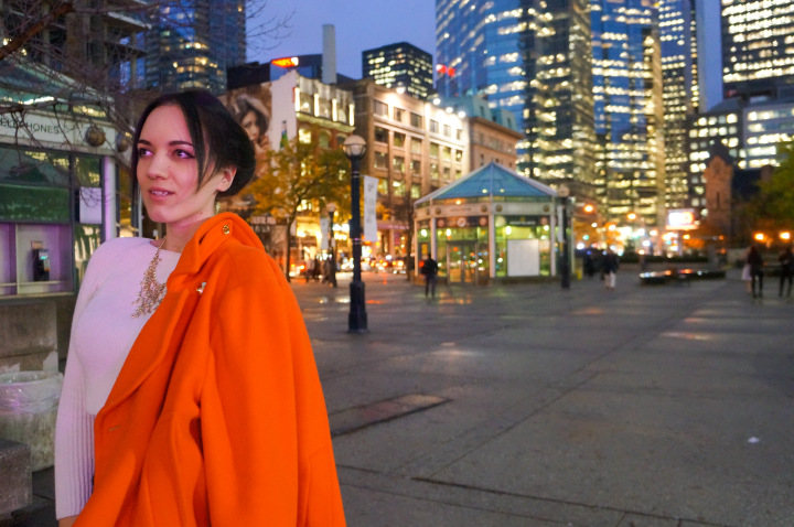 white_crop_sweater_orange_oversize_jacket_high_waisted_jeans_fashion_week_1