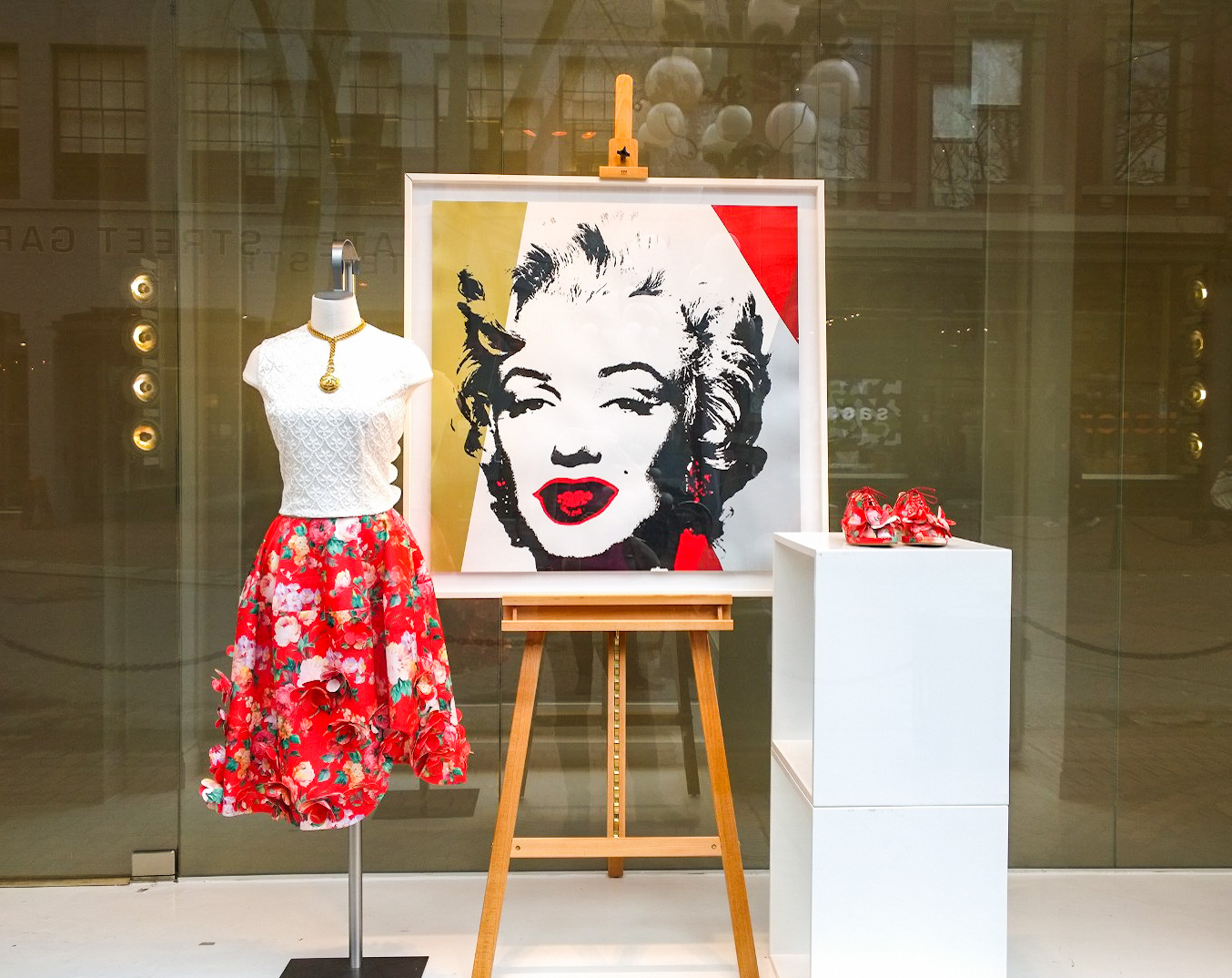 trendy_techie_exploring_vancouver_secret_location_8