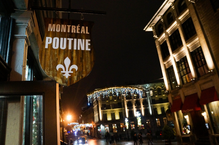 montreal_poutine_night