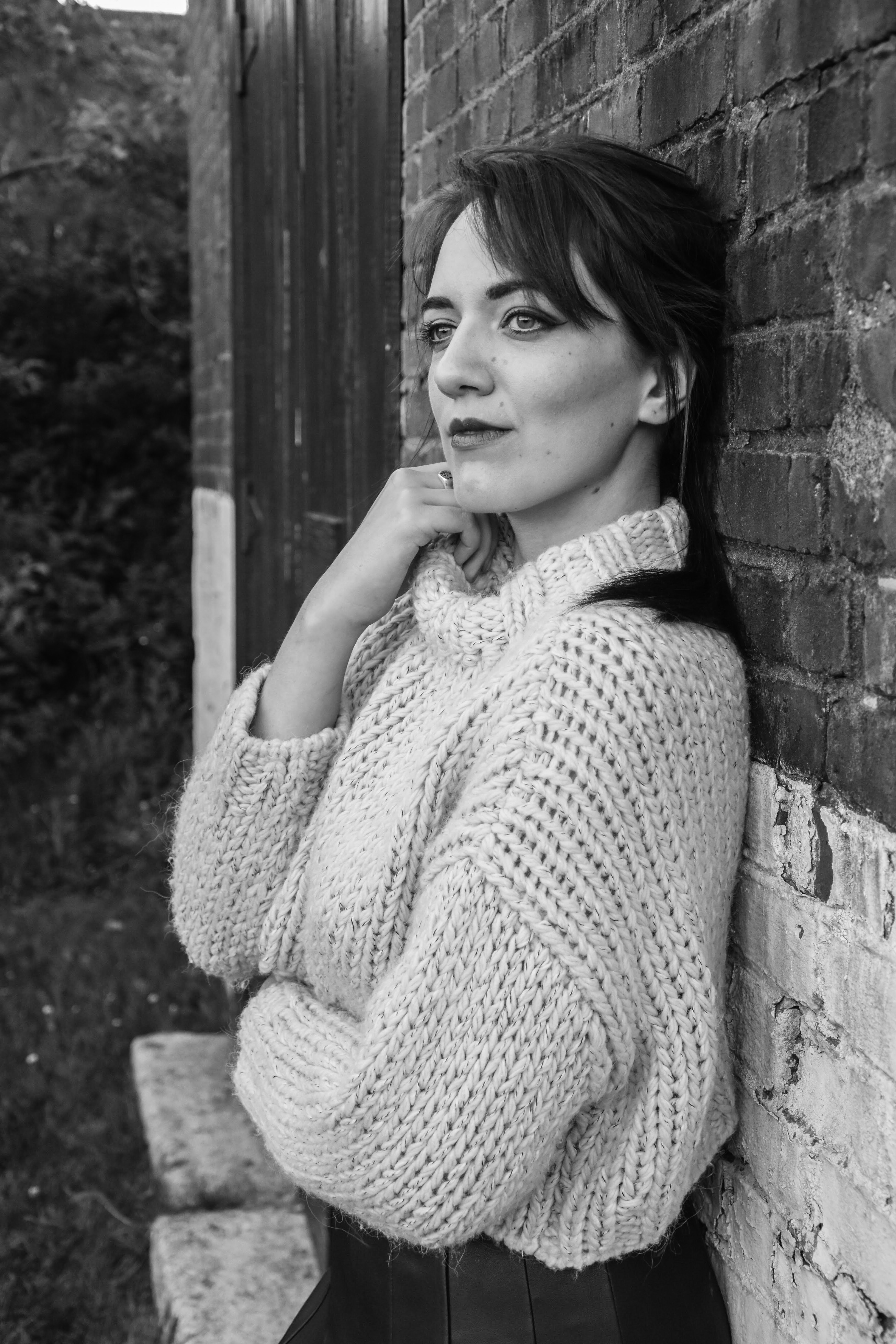 fall_wool_turtleneck_trendy_techie_photopathic_2_bw