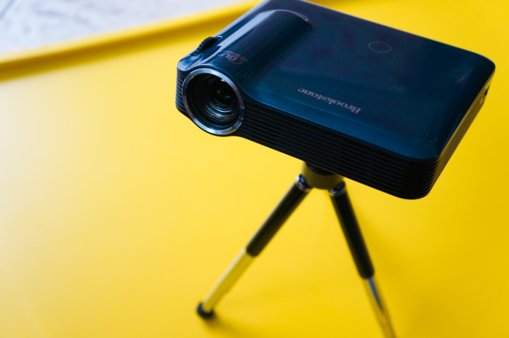 brookstone-mini-projector-trendy-techie-4.jpg