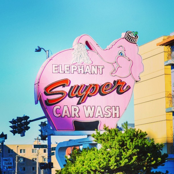 There's such magic in retro signs! Love this one from Seattle. Full post on #trendytechie.ca 😊🐘