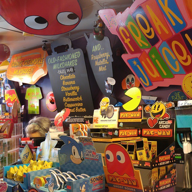 The insanely colourful world of Freak Lunchbox needs #nofilter. I bought candy for the first time in years today, and now my tongue is blue.