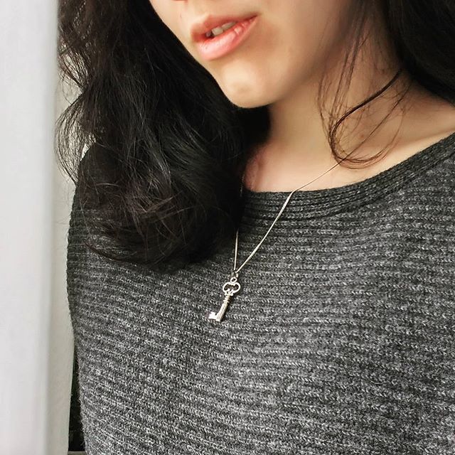 Keys and cozy sweaters
#fall #fashion #style #guess #necklace #fashionblogger #styleblogger #september #helloseptember