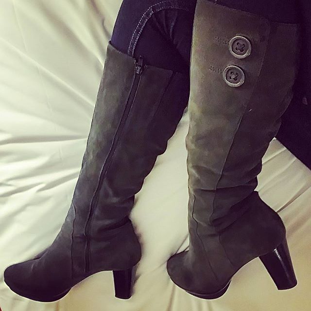 #boots #bed #kneehighs #lacanadienne #lacanadienneboots #kneehighboots #fashion #style
