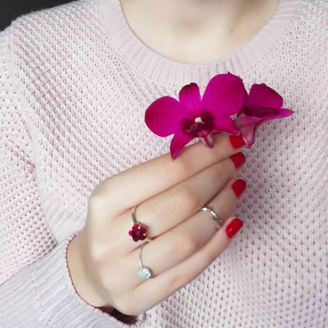 These little orchids are the last survivors of my birthday bouquet 🌸💅