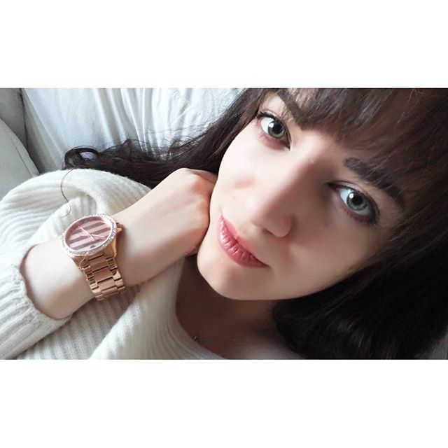 Back in Halifax and all cozied up. Loving the subtle stripes of this comfy sweater and rose gold watch, thanks momma! She is such a great stylist, I owe any fashion sense I have to her. 😊💗
.
.
#style #fashion #watch #rosegold #stripes #stylist #styleblogger #fashionblogger #greeneyes #blogger #girl #ootd #motd #outfit #nofilter #natural #halifax #halifaxblogger #home #eastcoast #eastcoastblogger #canadianblogger