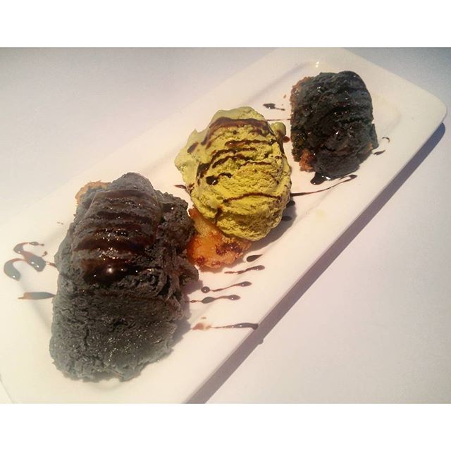 Black sesame and green tea ice cream on fried banana 🍨❤